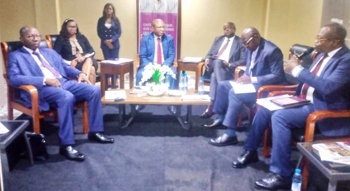 Experts briefing economic journalists on the progress of ciep