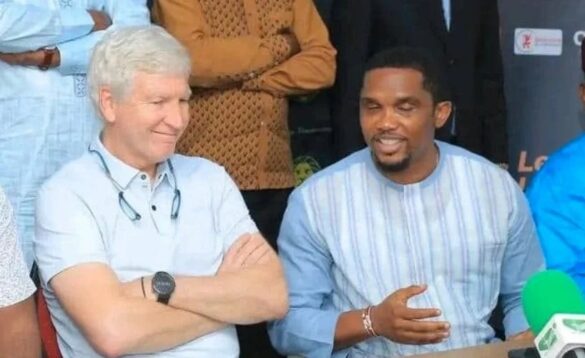 Fecafoot president samuel eto'o (r) with coach marc brys during a reconciliation press conference in may 2024