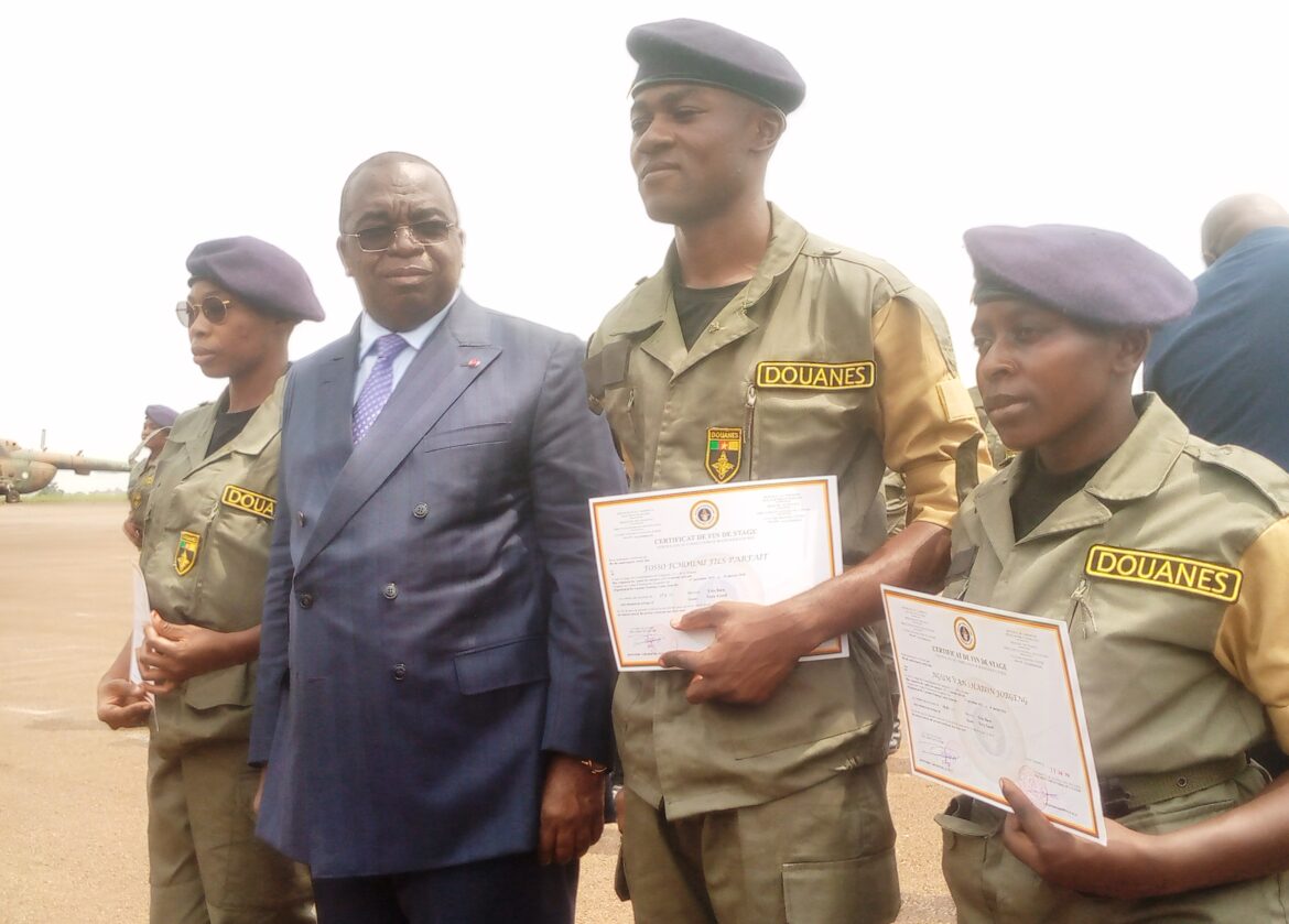 Motazé in picture with best three performing students of the Customs Training School