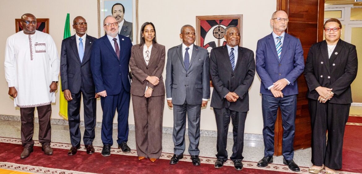 Leticia Reis de Carvalho & entourage in group picture with the PM after the audience