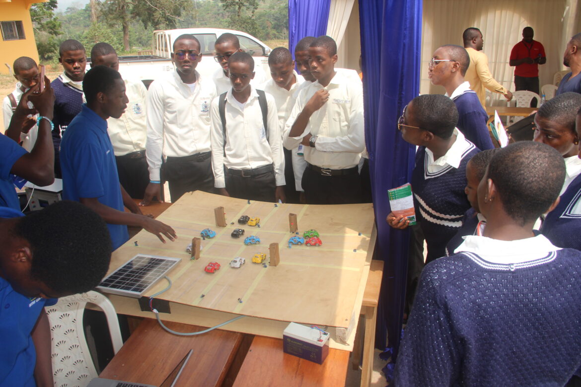 Marius Bryan Doundze presenting his Urbanix System to visiting students